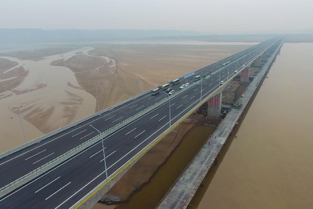 今天上午10时，国道234焦作至荥阳黄河大桥(简称：焦郑黄河大桥)及连接线项目正式通车。